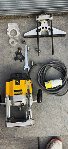 Dewalt 110v plunge router with - router,